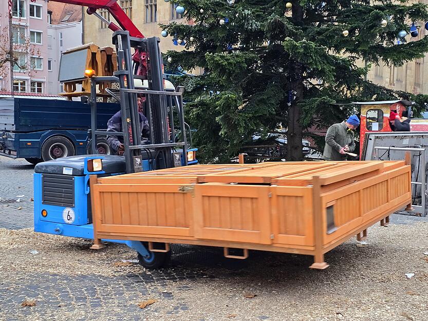 Buden, Lichter und Fahrgesch&auml;fte verschwinden aus der Innenstadt.