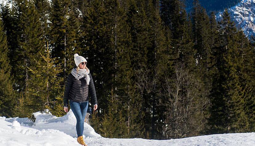 Unterwegs in den Bergen: Die zunehmende Höhe und der Schnee erhöhen das Sonnenbrandrisiko. Hier ist Sonnenschutz besonders wichtig. Unterwegs in den Bergen: Die zunehmende Höhe und der Schnee erhöhen das Sonnenbrandrisiko. Hier ist Sonnenschutz besonders wichtig.