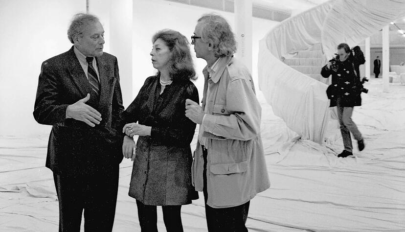 Reinhold W&uuml;rth mit Christo und Jeanne-Claude im Januar 1995 w&auml;hrend der Installation "Wrapped Floors and Stairways and Covered Windows" im Museum W&uuml;rth in K&uuml;nzelsau.