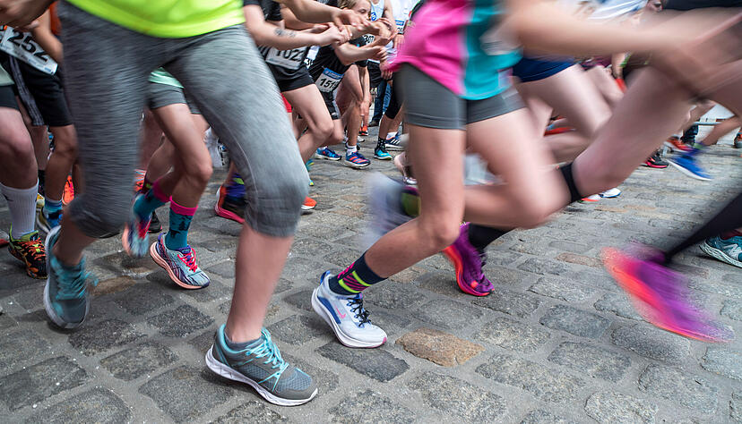 Am Haller Marktplatz startet und endet der Dreik&ouml;nigslauf. Die Startpl&auml;tze sind ausgebucht. Zujubeln geht aber.