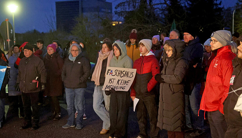 Friedliche Gegenkundgebung des Bretzfelder B&uuml;ndnisses f&uuml;r Vielfalt und Toleranz vor der Halle.