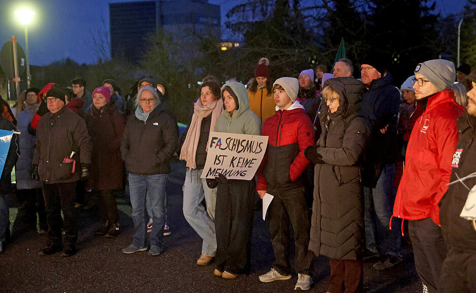 Friedliche Gegenkundgebung des Bretzfelder B&uuml;ndnisses f&uuml;r Vielfalt und Toleranz vor der Halle.