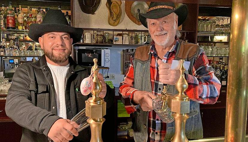 Gemeinsam am Zapfhahn: G&uuml;nter Schwandner von der Eppinger Moonlight-Ranch (rechts) arbeitet Lulzim Gavraanj als Nachfolger ein.