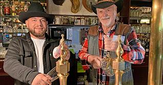 Gemeinsam am Zapfhahn: G&uuml;nter Schwandner von der Eppinger Moonlight-Ranch (rechts) arbeitet Lulzim Gavraanj als Nachfolger ein.