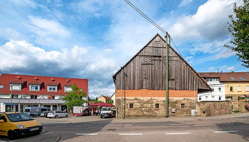 Anstelle der alten Scheune soll ein zweiteiliges Geb&auml;udeensemble mit vielf&auml;ltigem Nutzungsmix k&uuml;nftig das Bild der Heinrieter Mitte pr&auml;gen.
Foto: Archiv/Kunz