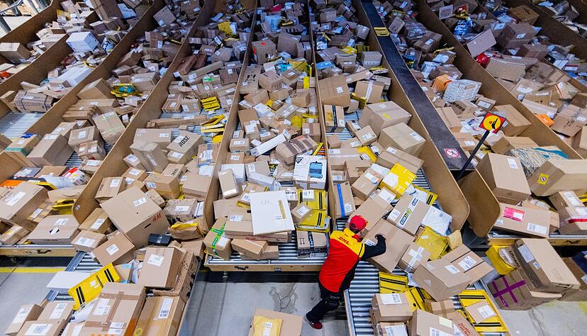 Im diesj&auml;hrigen Weihnachtsgesch&auml;ft rechnet die Deutsche Post DHL wieder mit Paketmassen. Dieses aktuelle Foto aus K&ouml;ln zeigt: Schon jetzt sind Paketzusteller mit viel Sortieren und Einr&auml;umen besch&auml;ftigt.
