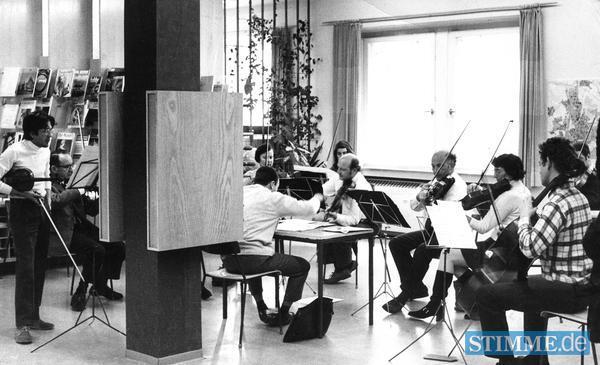 .1970 - Wenn der Lesesaal der Stadtbücherei im ersten Stock für die Öffentlichkeit geschlossen ist, nutzt Jörg Faerber mit seinem WKO-Ensemble den Raum für die Orchesterprobe. .1970 - Wenn der Lesesaal der Stadtbücherei im ersten Stock für die Öffentlichkeit geschlossen ist, nutzt Jörg Faerber mit seinem WKO-Ensemble den Raum für die Orchesterprobe.