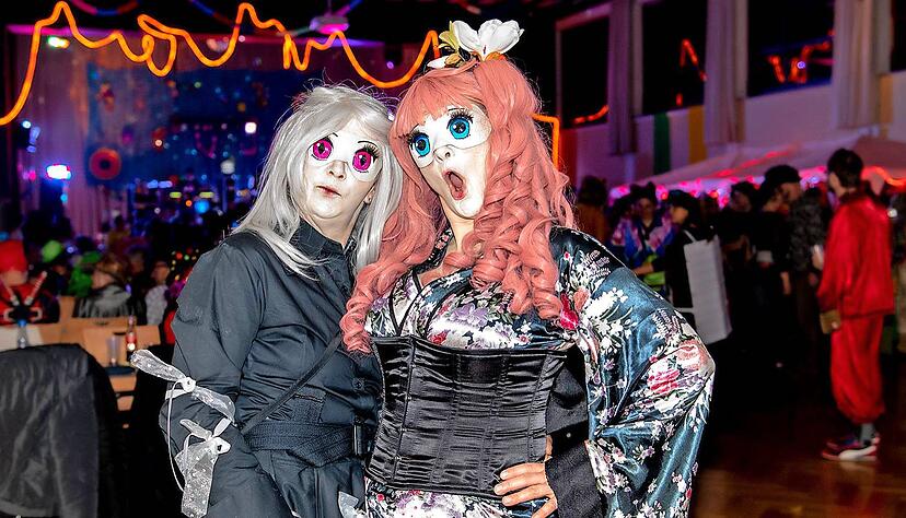 Oho. Die Damen sind empört. Auch in Frankenbach gibt es wieder viele originelle Kostüme zu bestaunen. Die Stimmung ist ausgelassen. Der Andrang etwas besser als im Vorjahr.
Fotos: Christiana Kunz Oho. Die Damen sind empört. Auch in Frankenbach gibt es wieder viele originelle Kostüme zu bestaunen. Die Stimmung ist ausgelassen. Der Andrang etwas besser als im Vorjahr.
Fotos: Christiana Kunz