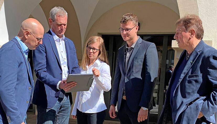 Sebastian Damm (Abfallwirtschaft), Joachim Schröder und Janina Schüßler (Klimazentrum) sprechen mit Forchtenbergs Bürgermeister Michael Foss (Zweiter v.r.). Rechts Wolfgang Eißen, designierter Vorsitzender des Klimabeirats.
Foto: privat Sebastian Damm (Abfallwirtschaft), Joachim Schröder und Janina Schüßler (Klimazentrum) sprechen mit Forchtenbergs Bürgermeister Michael Foss (Zweiter v.r.). Rechts Wolfgang Eißen, designierter Vorsitzender des Klimabeirats.
Foto: privat