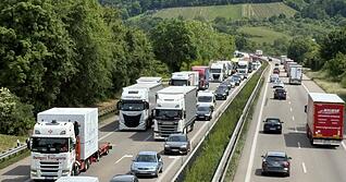 So wie hier vor dem Weinsberger Kreuz staut sich der Verkehr regelmäßig auf der A6. Am Donnerstag war die Strecke zwischen Kirchberg und Crailsheim dicht.