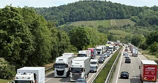 So wie hier vor dem Weinsberger Kreuz staut sich der Verkehr regelmäßig auf der A6. Am Donnerstag war die Strecke zwischen Kirchberg und Crailsheim dicht.