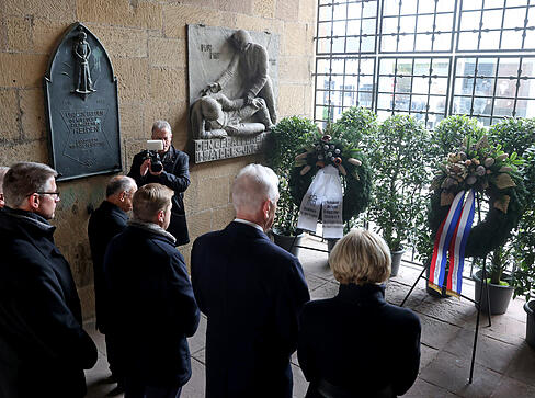 Oberbürgermeister Harry Mergel (2.v.r.), Vertreter der Stadt und Hauptredner Konrad Pflug (vordere Reihe links) am Hafenmarktturm Kränze nieder. Oberbürgermeister Harry Mergel (2.v.r.), Vertreter der Stadt und Hauptredner Konrad Pflug (vordere Reihe links) am Hafenmarktturm Kränze nieder.