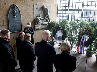 Oberbürgermeister Harry Mergel (2.v.r.), Vertreter der Stadt und Hauptredner Konrad Pflug (vordere Reihe links) am Hafenmarktturm Kränze nieder. Oberbürgermeister Harry Mergel (2.v.r.), Vertreter der Stadt und Hauptredner Konrad Pflug (vordere Reihe links) am Hafenmarktturm Kränze nieder.