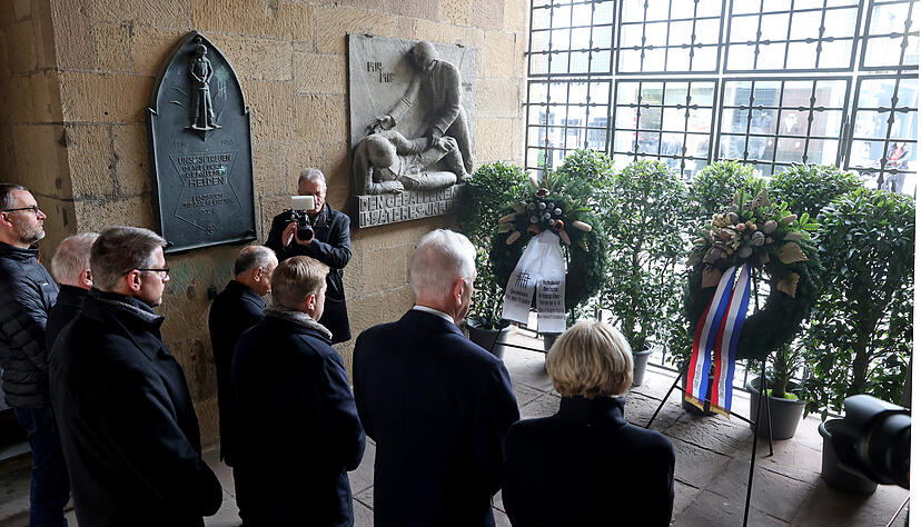 Oberbürgermeister Harry Mergel (2.v.r.), Vertreter der Stadt und Hauptredner Konrad Pflug (vordere Reihe links) am Hafenmarktturm Kränze nieder. Oberbürgermeister Harry Mergel (2.v.r.), Vertreter der Stadt und Hauptredner Konrad Pflug (vordere Reihe links) am Hafenmarktturm Kränze nieder.