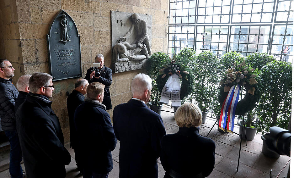 Oberbürgermeister Harry Mergel (2.v.r.), Vertreter der Stadt und Hauptredner Konrad Pflug (vordere Reihe links) am Hafenmarktturm Kränze nieder. Oberbürgermeister Harry Mergel (2.v.r.), Vertreter der Stadt und Hauptredner Konrad Pflug (vordere Reihe links) am Hafenmarktturm Kränze nieder.