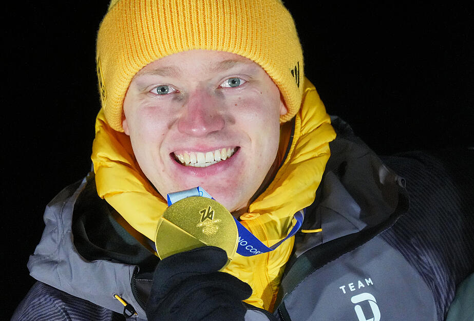 Im Eiskanal war er der Schnellste im Rodel-Einsitzer. Max Langenhan freut sich &uuml;ber das Edelmetall.