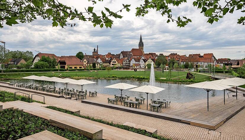 "Der Sommer, die Stadt und Du!": Eppingen ist für die Gartenschau gerüstet. Auch das Altstadtpanorama am Stadtweiher ist bereit für die Besucher.
Foto: Matthias Bitsch "Der Sommer, die Stadt und Du!": Eppingen ist für die Gartenschau gerüstet. Auch das Altstadtpanorama am Stadtweiher ist bereit für die Besucher.
Foto: Matthias Bitsch