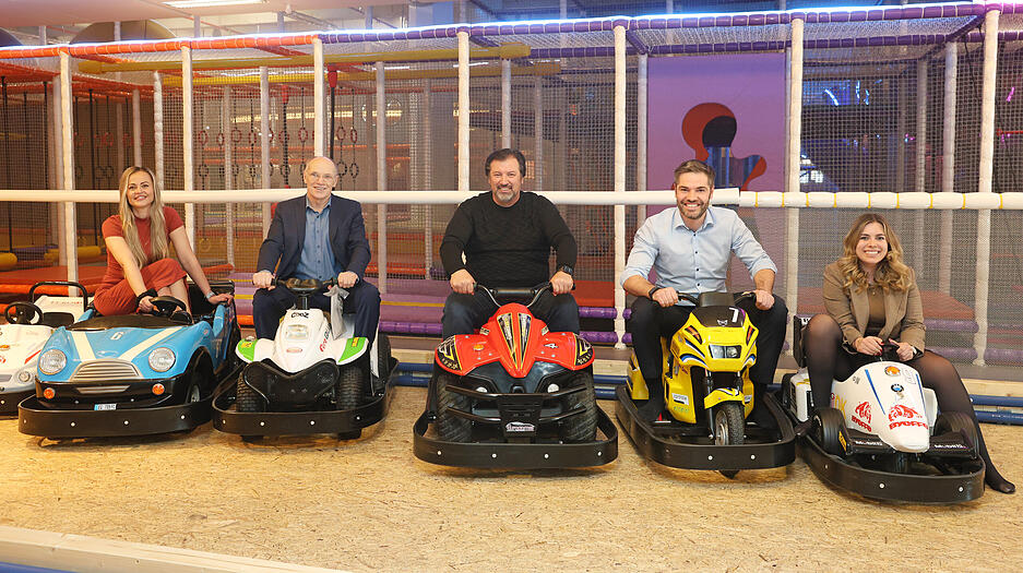 Freuen sich auf die Eröffnung: Elena Pykhonin (von links), Paul Neufeld, Oleg Balaur, Arthur Neufeld und Janine Betz. Freuen sich auf die Eröffnung: Elena Pykhonin (von links), Paul Neufeld, Oleg Balaur, Arthur Neufeld und Janine Betz.