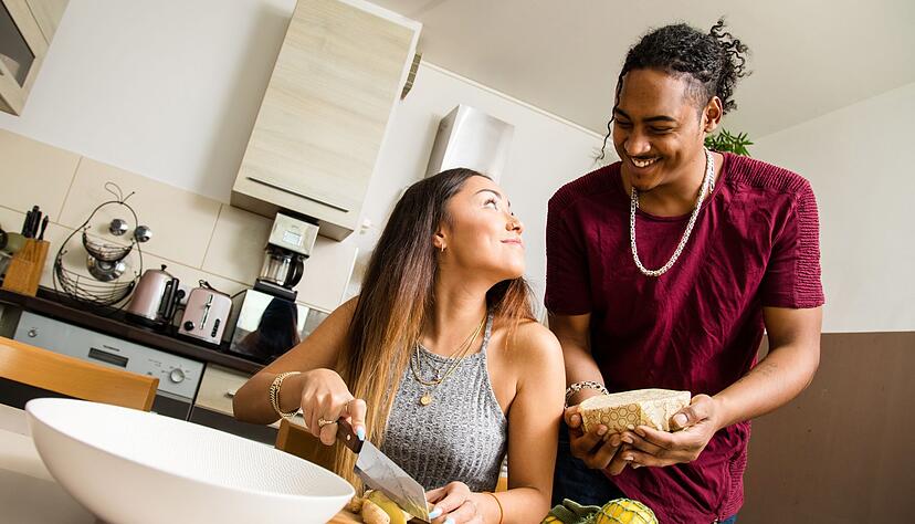 Mit Wertsch&auml;tzung, Loben und Kommunizieren statt Mosern klappt gemeinsames Kochen leichter. Und kommt es zu unterschiedlichen Meinungen, hilft Humor weiter.