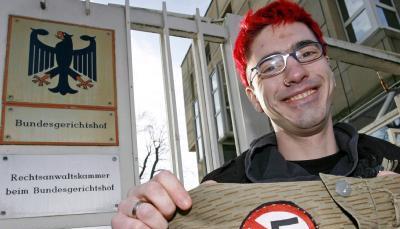 Jürgen Kamm, Geschäftsführer der Firma "Nix Gut", will vom Bundesgerichtshof (BGH) in Karlsruhe geklärt wissen, ob Anti-Nazi-Symbole erlaubt sind.