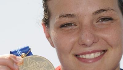 Keri-Anne Payne zeigt bei der Siegerehrung ihre Goldmedaille. Keri-Anne Payne zeigt bei der Siegerehrung ihre Goldmedaille.