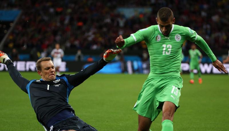 Nationalkeeper Manuel Neuer agierte fast als Abwehrspieler und rettete mehrfach außerhalb des Strafraumes. Foto: Oliver Weiken Nationalkeeper Manuel Neuer agierte fast als Abwehrspieler und rettete mehrfach außerhalb des Strafraumes. Foto: Oliver Weiken