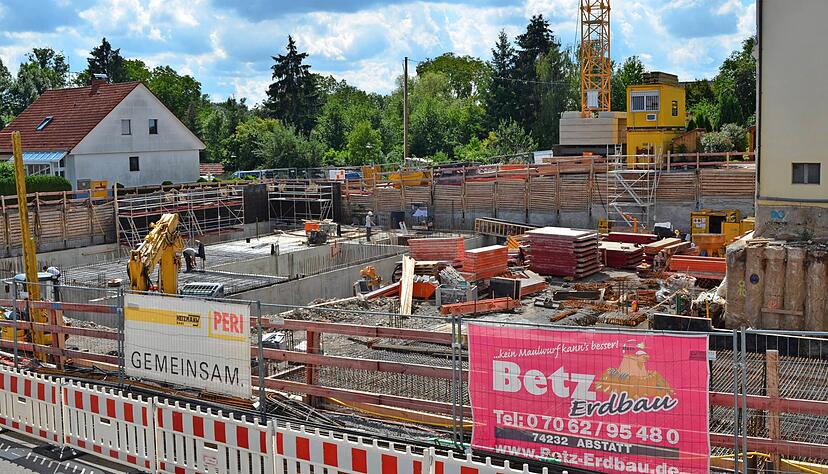 Noch sieht man vor allem ein gro&szlig;es Loch, doch bis voraussichtlich Ende M&auml;rz wird der Rohbau von drei Geb&auml;uden stehen.   
Foto: Stefanie Pf&auml;ffle