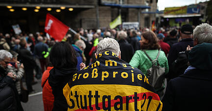 Menschen demonstrieren bei der Montagsdemo vor dem Stuttgarter Hauptbahnhof gegen das Bahnprojekt Stuttgart 21. +++ dpa-Bildfunk +++