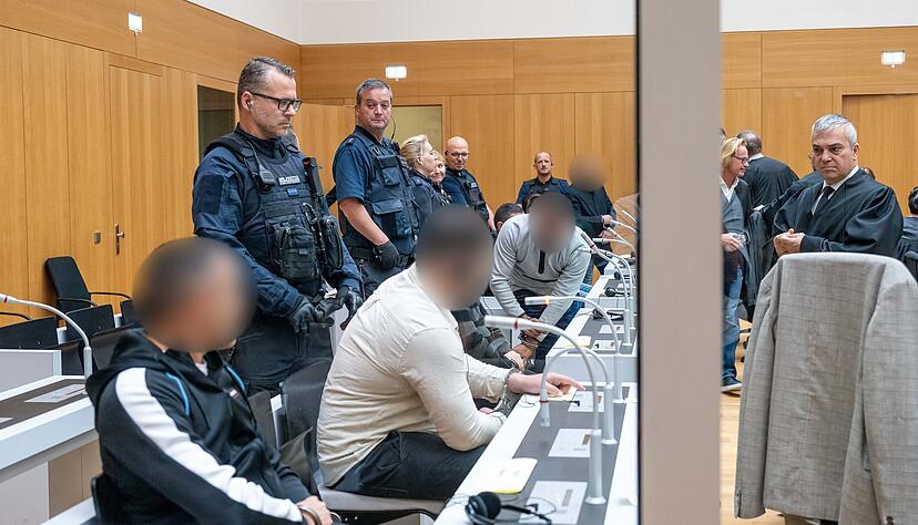 Zehn Angeklagte müssen sich wegen Bandendiebstahls vor dem Heilbronner Landgericht verantworten. Weil dafür im Heilbronner Gerichtsgebäude kein Platz ist, weicht die zweite Große Strafkammer nach Stuttgart aus. Zehn Angeklagte müssen sich wegen Bandendiebstahls vor dem Heilbronner Landgericht verantworten. Weil dafür im Heilbronner Gerichtsgebäude kein Platz ist, weicht die zweite Große Strafkammer nach Stuttgart aus.