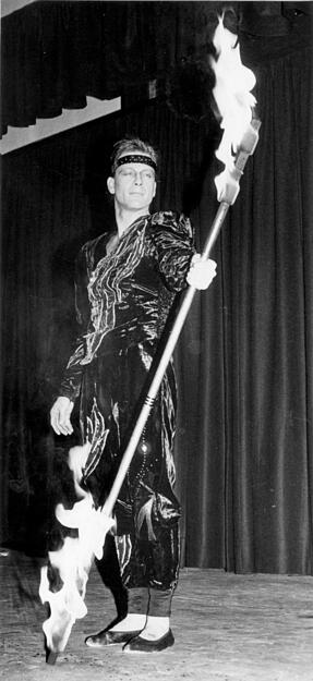 Am 27. Oktober 1993 erwacht die Bühne des Alten Theaters aus seinem Dornröschenschlaf. Mit einem internationalen Varieté, einem Feuerwerk und spritzigen Programmpunkten ist die Spielsaison eröffnet. Mircolo, Feuerpoet und Magier beeindruckt die Gäste. Am 27. Oktober 1993 erwacht die Bühne des Alten Theaters aus seinem Dornröschenschlaf. Mit einem internationalen Varieté, einem Feuerwerk und spritzigen Programmpunkten ist die Spielsaison eröffnet. Mircolo, Feuerpoet und Magier beeindruckt die Gäste.