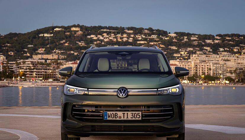 Schaut man genau hin, sieht man die Design-Nuancen: neue Matrix-Scheinwerfer, ein verglaster Grill und die neuen Lüftungsschlitze. Schaut man genau hin, sieht man die Design-Nuancen: neue Matrix-Scheinwerfer, ein verglaster Grill und die neuen Lüftungsschlitze.