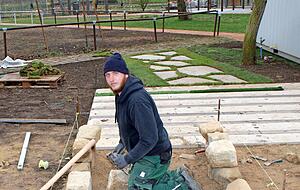 Galabau-Azubi Kevin Lider bearbeitet Sandsteine für ein Hochbeet. Galabau-Azubi Kevin Lider bearbeitet Sandsteine für ein Hochbeet.