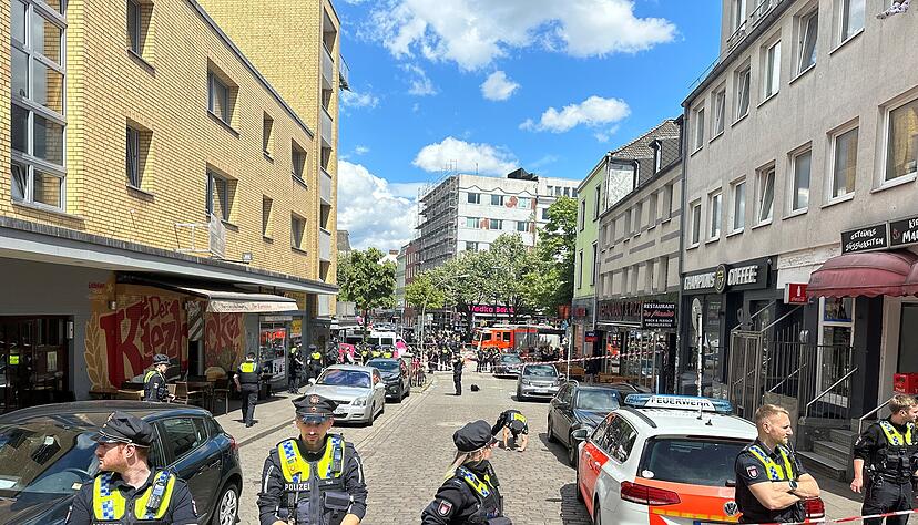 Vor dem Spiel Polen gegen die Niederlande stoppt die Polizei einen Randalierer mit Spitzhacke in Hamburg. Vor dem Spiel Polen gegen die Niederlande stoppt die Polizei einen Randalierer mit Spitzhacke in Hamburg.