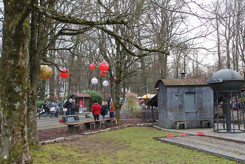 Auf dem ersten Weihnachtsmarkt der Dampfbahnfreunde in Friedrichsruhe wurde liebevoll dekoriert.