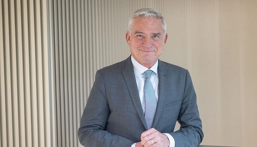 Thomas Strobl (CDU), Innenminister von Baden-Württemberg, lächelt in die Kamera.