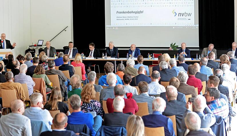 Mehr als 100 Zuschauer verfolgten den Frankenbahngipfel in der Stadthalle Möckmühl. Schnelle Lösungen wurden ihnen nicht präsentiert.