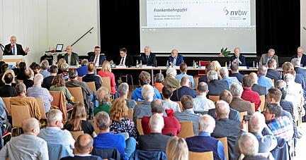 Mehr als 100 Zuschauer verfolgten den Frankenbahngipfel in der Stadthalle Möckmühl. Schnelle Lösungen wurden ihnen nicht präsentiert.
Foto: Ralf Seidel