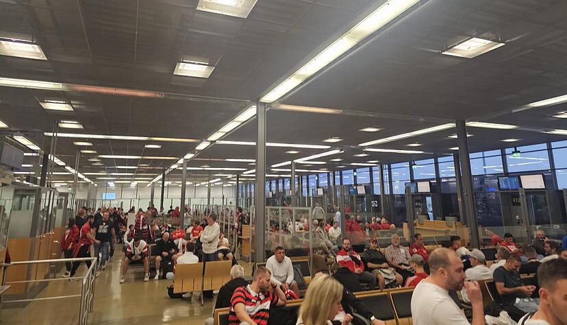 Am Dienstagmorgen versammelten sich die VfB-Fans am Stuttgarter Flughafen.