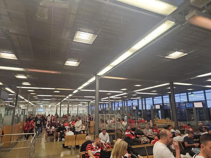 Am Dienstagmorgen versammelten sich die VfB-Fans am Stuttgarter Flughafen.