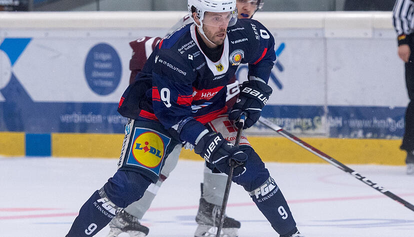 Brett Ouderkirk schießt die Heilbronner Falken 47 Sekunden vor dem Ende der Partie mit dem 4:4 in die Verlängerung.