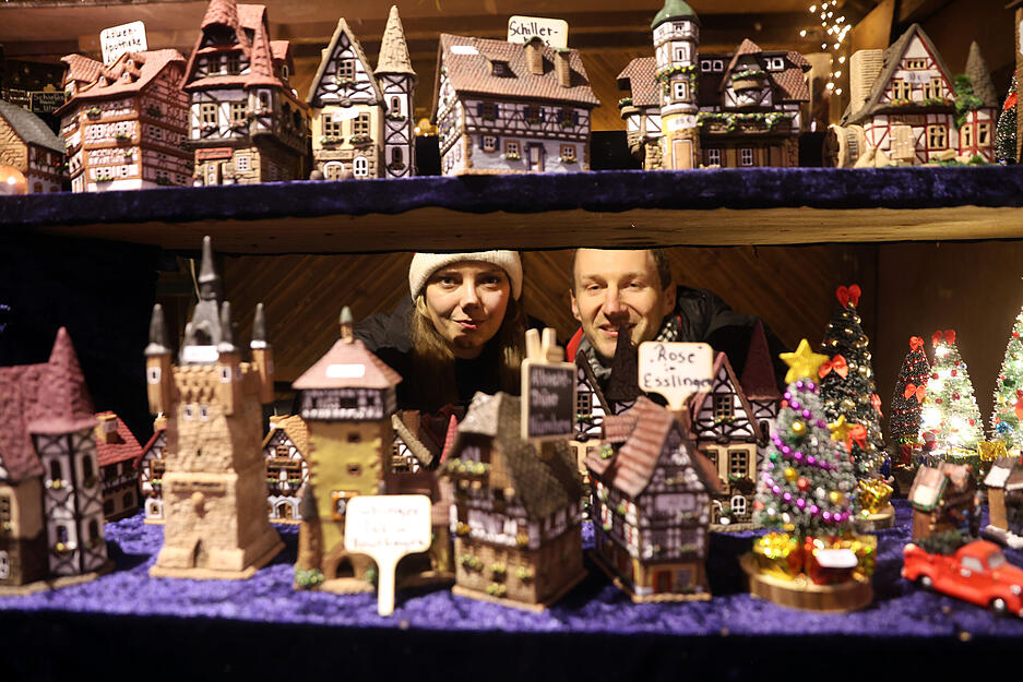 An einigen Ständen auf dem Altdeutschen Weihnachtsmarktes in Bad Wimpfen werden Deko-Elemente und Handwerkskunst angboten.