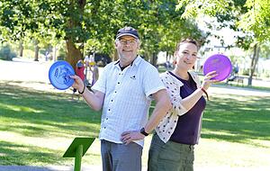 Über Stock und Stein - und dazu noch im legeren Outfit. Disc-Golf ist die perfekte Aktivität für einen gemütlichen Sommertag. Foto: Archiv/Mugler Über Stock und Stein - und dazu noch im legeren Outfit. Disc-Golf ist die perfekte Aktivität für einen gemütlichen Sommertag. Foto: Archiv/Mugler