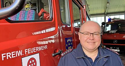 Die drei silbernen Streifen auf der Uniform von Jörg Schellenbauer zeichnen ihn als Kommandanten aus, die drei Sterne signalisieren: Er ist Hauptbrandmeister, "das Höchste, was man bei der Feuerwehr erreichen kann".
Foto: Susanne Schwarzbürger Die drei silbernen Streifen auf der Uniform von Jörg Schellenbauer zeichnen ihn als Kommandanten aus, die drei Sterne signalisieren: Er ist Hauptbrandmeister, "das Höchste, was man bei der Feuerwehr erreichen kann".
Foto: Susanne Schwarzbürger