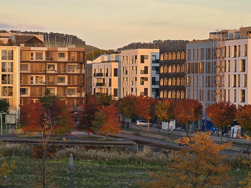 Herbststimmung im Heilbronner Stadtquartier Neckarbogen.