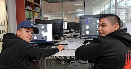 Online-Unterricht in einem Raum der Grund- und Gemeinschaftsschule in Gemmingen: Ennio (links) und Okan tauschen sich mit dem Lehrer virtuell aus.