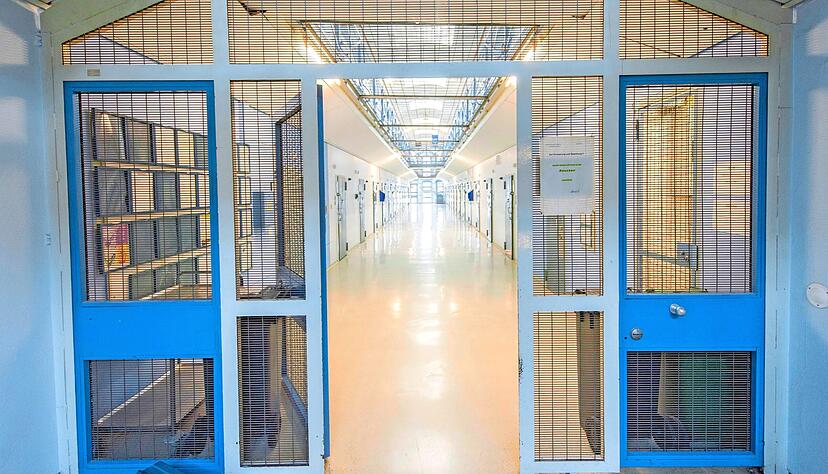 Im Heilbronner Gefängnis sind derzeit rund 330 Gefangene im geschlossenen Vollzug. Die Anstaltsleitung sucht derzeit neues Aufsichtspersonal.
Foto: Archiv/Berger Im Heilbronner Gefängnis sind derzeit rund 330 Gefangene im geschlossenen Vollzug. Die Anstaltsleitung sucht derzeit neues Aufsichtspersonal.
Foto: Archiv/Berger