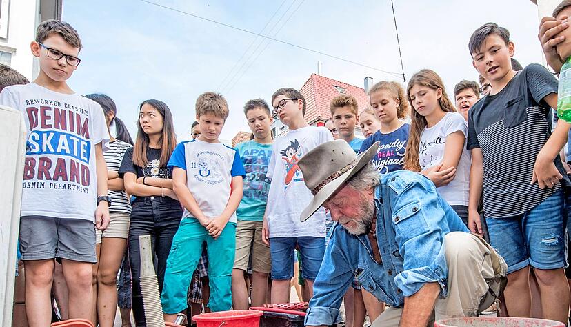 Der Aktionskünstler Gunter Demnig hat in Heilbronn schon 210 Stolpersteine verlegt, hier im Jahre 2018 für Familie Wollenberger in der Wollhausstraße 46. Das Projekt wird von der Stadt, von Bürgern und von Schulklassen unterstützt.
Foto: Archiv/Berger