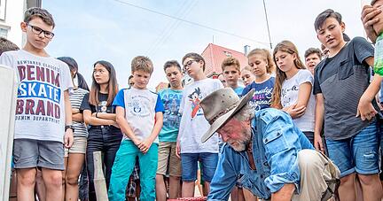 Der Aktionskünstler Gunter Demnig hat in Heilbronn schon 210 Stolpersteine verlegt, hier im Jahre 2018 für Familie Wollenberger in der Wollhausstraße 46. Das Projekt wird von der Stadt, von Bürgern und von Schulklassen unterstützt.
Foto: Archiv/Berger