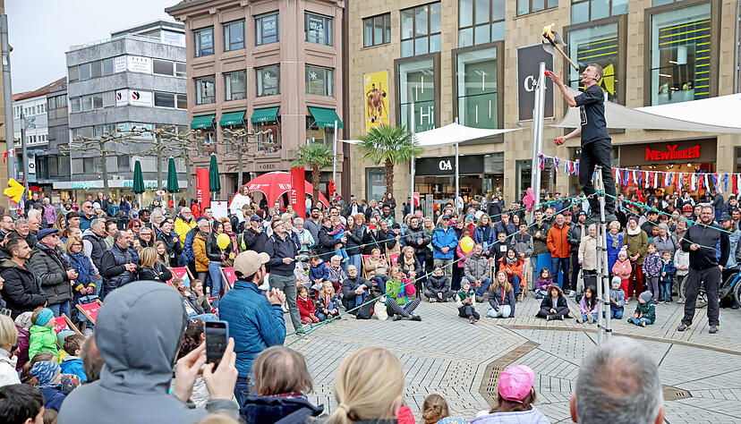 Budka Kuglarska schaffte es spielend, beim Stra&szlig;enkunstfestival auf dem Heilbronner Kiliansplatz das Publikum in seine atemberaubende und unterhaltende Darbietung mit einzubinden.
