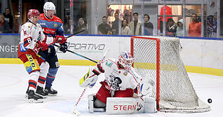Lange wollte der Puck nicht ins Tor von DSC-Goalie Timo Pielmeier, auch Thore Weyrauch (Mitte) von den Falken versucht es vergebens.
